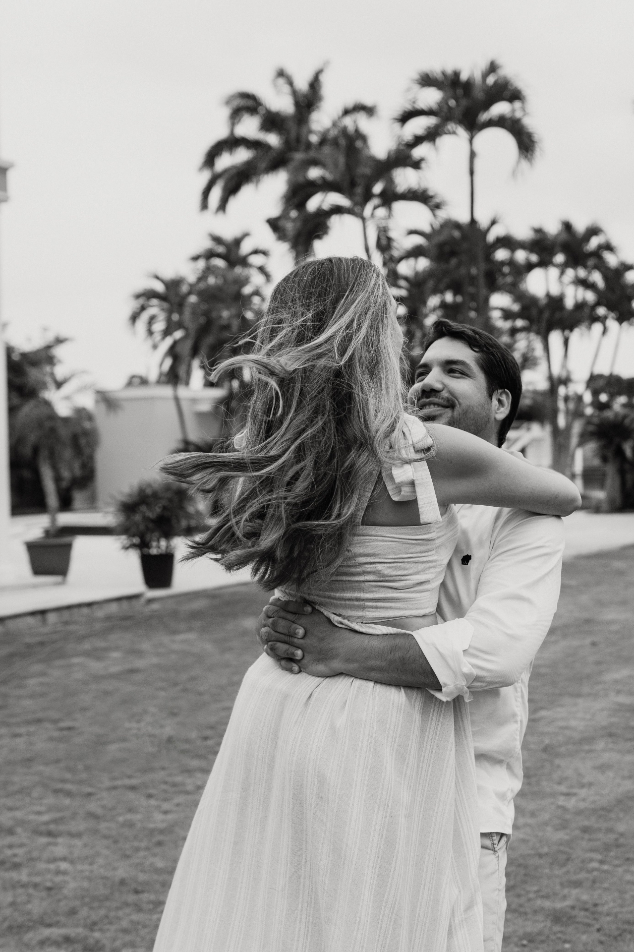Karla y Juan Javier abrazándose